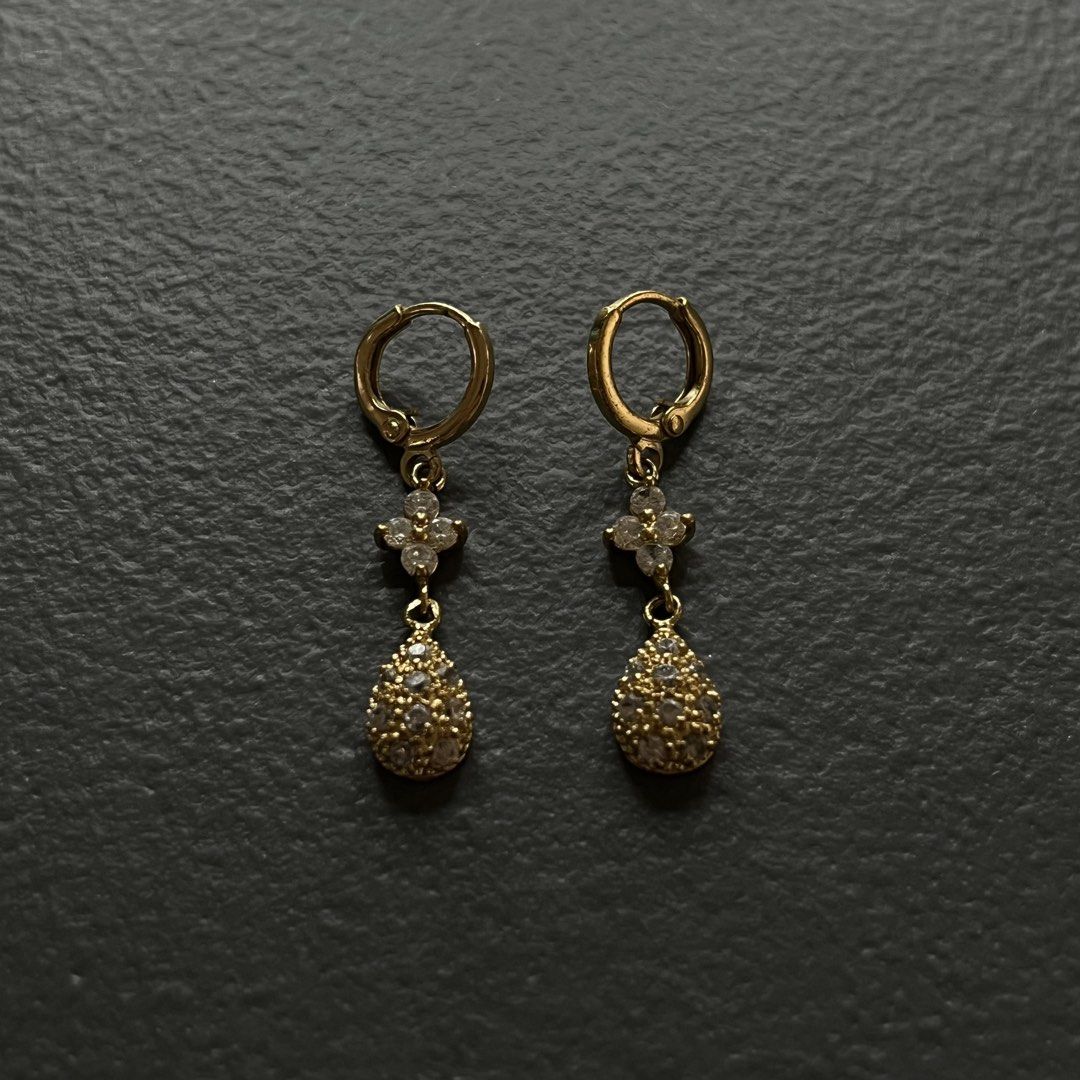 Gold Diamond Hoop Earrings (Category: Earrings) located in Makati City. Submitted by akiva. (Listing ID 1470040229, Image 1). Description: .