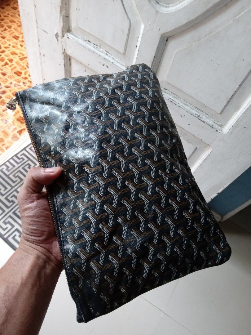 Goyard senat clutch (Category: Clutches) located in Akbar. Submitted by bethlehema07352 (Listing ID 1470037630, Image 2). Description: .