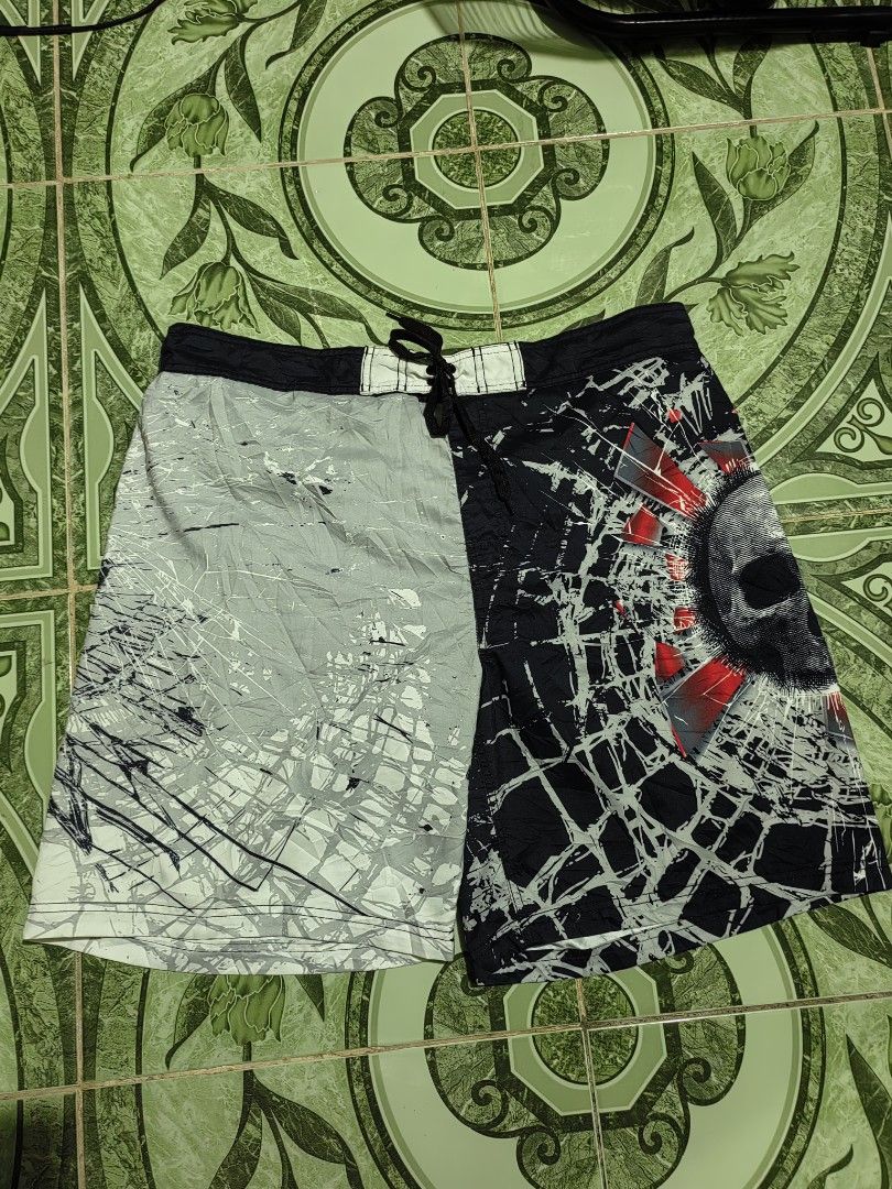 Graphic Skull Print Board Shorts XL (Category: Swim Trunks & Board Shorts) located in Manila. Submitted by adrianaban04817 (Listing ID 1470062914, Image 2). Description: Y2K Board Short MMA ELITE SIZ XL size 40-22.2 Leg 14 no issue wash only.