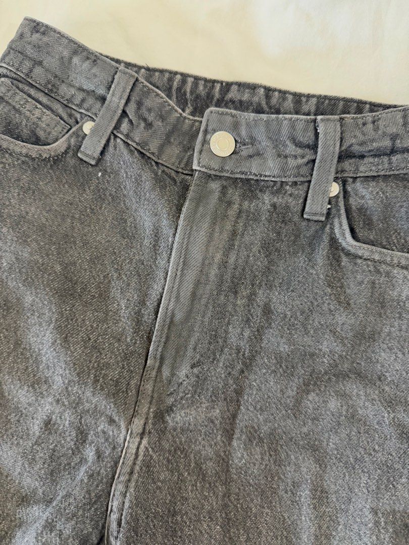 gray highwaisted jeans size 27-28 (Category: Jeans) located in Manila. Submitted by nicswhuut (Listing ID 1470118173, Image 2). Description: 📌can do lalamove (manila area only!) 📌j&t for outside manila 📌mop: gcash, maya, or metrobank 📌loc: sampaloc, manila 📌lp are posted UNLESS u r getting 2 or more items then i can give discount 🤗.