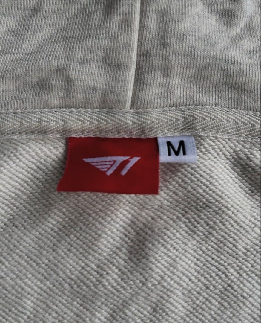 gray zip up hoodie (Category: Coats, Jackets and Outerwear) located in San Fernando. Submitted by tanggol19 (Listing ID 1470072332, Image 2). Description: ITEM BREAKDOWN V Piece: dual zip hoodie (7) Fit: (true to size medium) Heavyweight cotton Dimensions (inches) Length: 27 Width: 22.5 100 Condition Check Color: 10/10 Condition: 10/10 Issue: none.