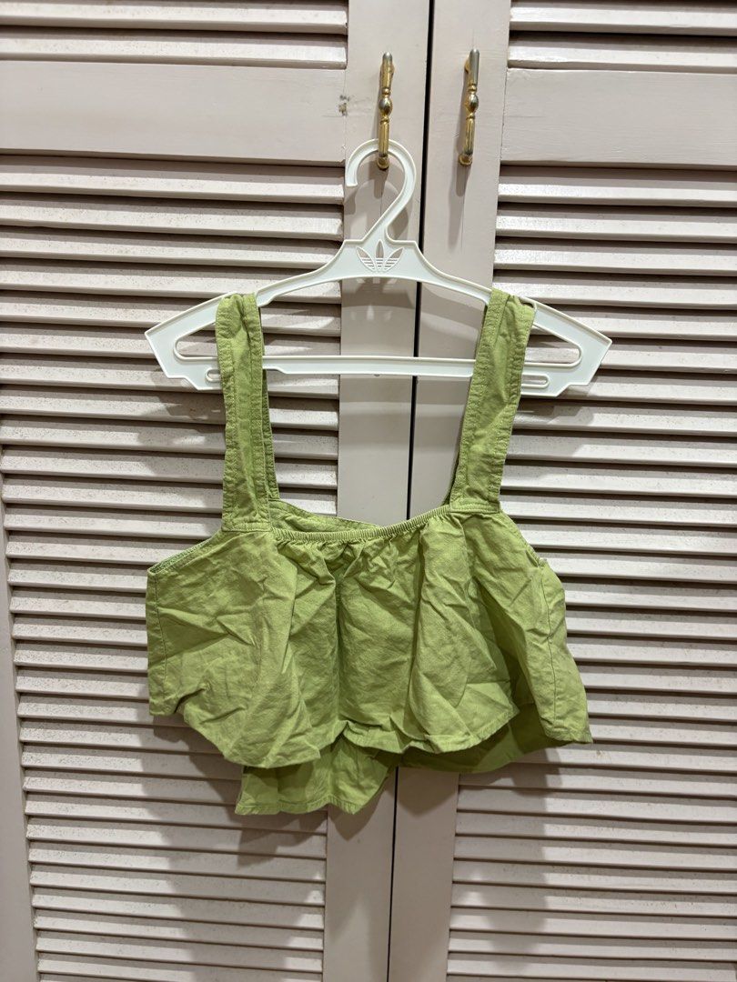 Green cropped top (Category: Sleeveless) located in Muntinlupa City. Submitted by sukimum (Listing ID 1469983723, Image 2). Description: Very cute linen cropped top. Barely used.