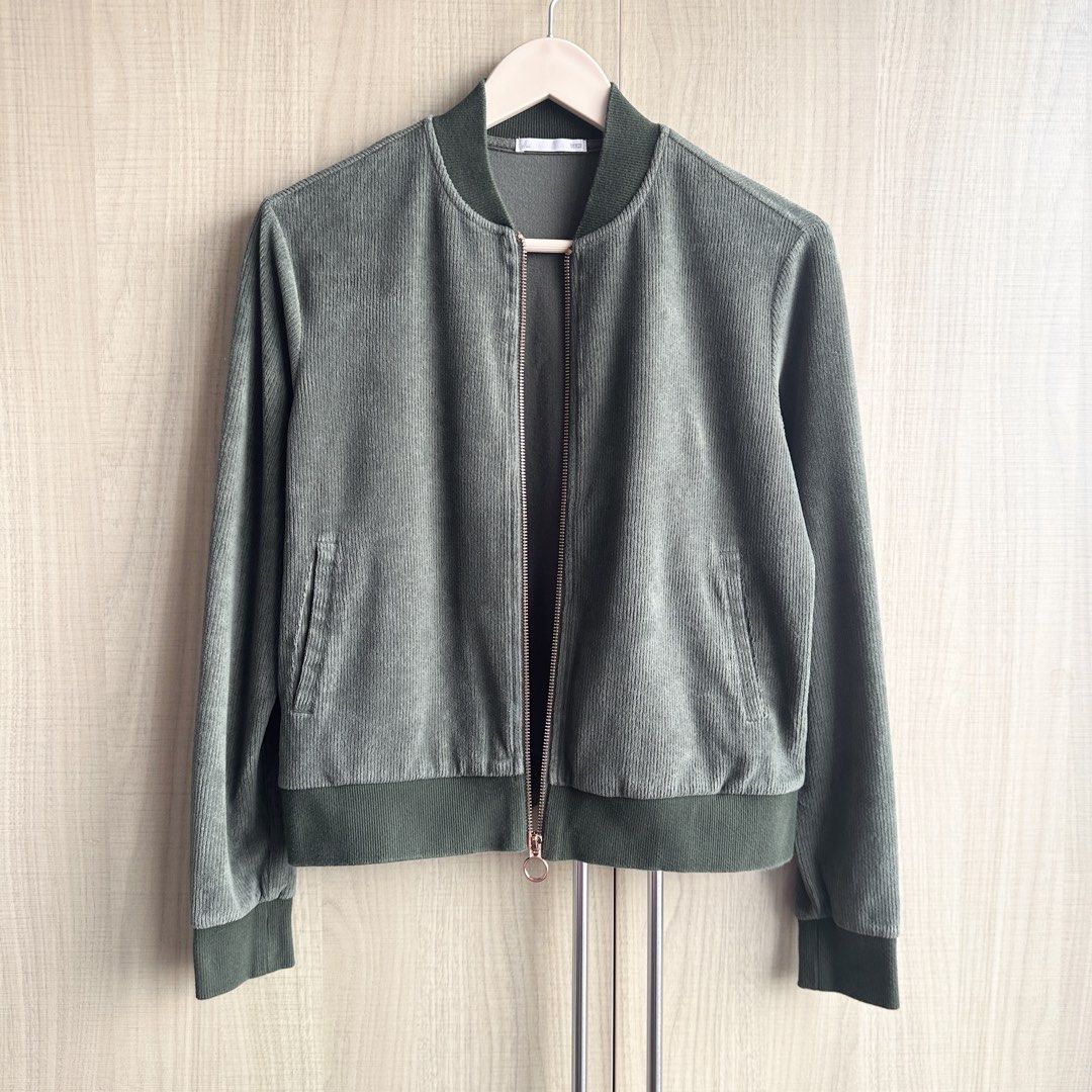 Green Soft Corduroy Jacket (Category: Coats, Jackets and Outerwear) located in Makati City. Submitted by uniquefindsonly.ph (Listing ID 1470000377, Image 2). Description: 📍Makati Size: small-semi medium No flaws .