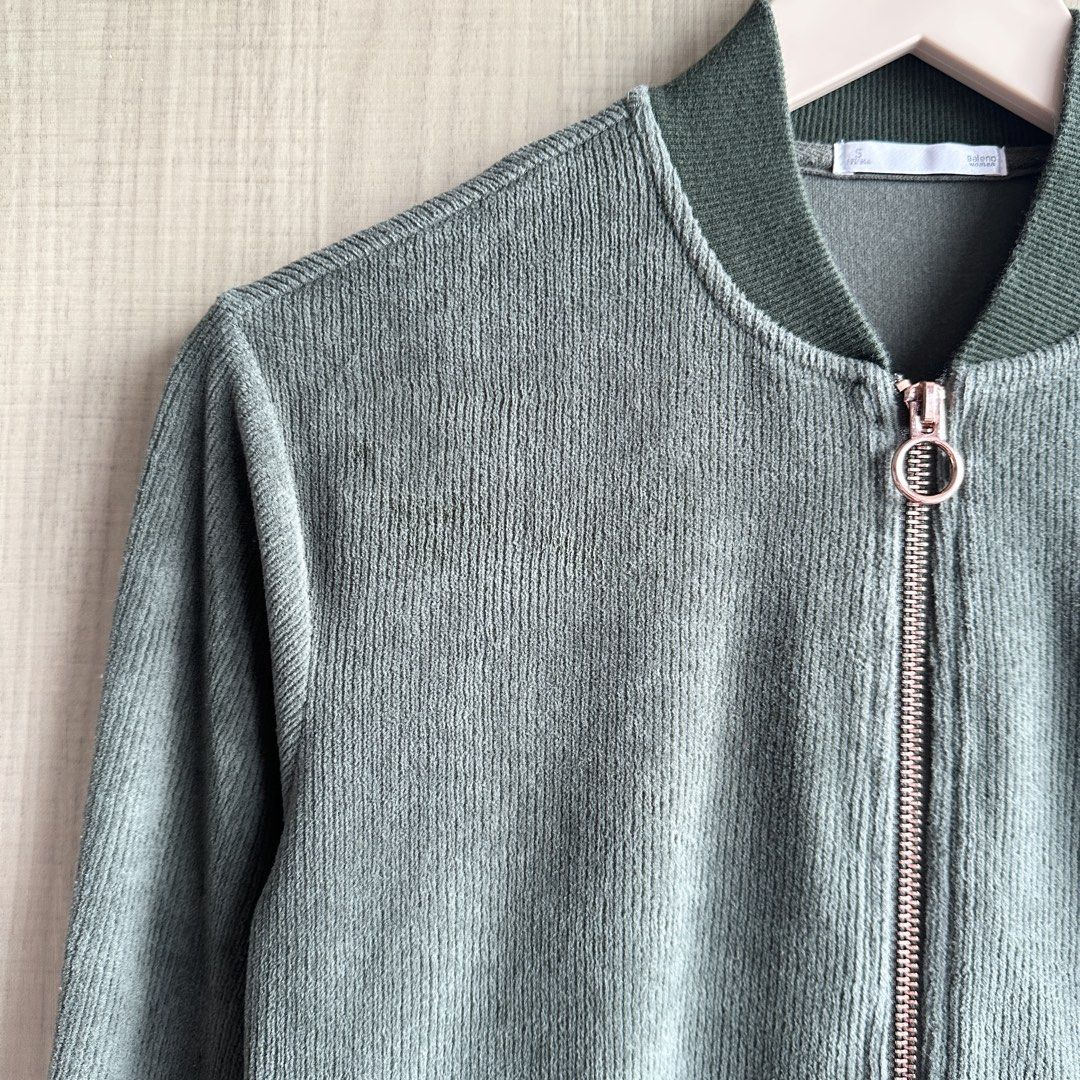 Green Soft Corduroy Jacket (Category: Coats, Jackets and Outerwear) located in Makati City. Submitted by uniquefindsonly.ph (Listing ID 1470000377, Image 3). Description: 📍Makati Size: small-semi medium No flaws .