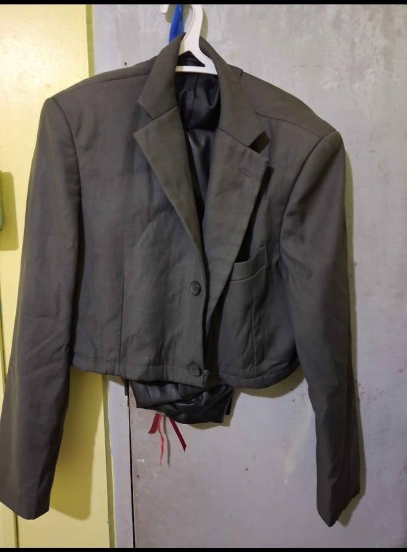 Grey cropped blazer jacket with two buttons (Category: Coats, Jackets and Outerwear) located in Cauayan City . Submitted by safestar.9f126b (Listing ID 1470052417, Image 1). Description: - Grey cropped blazer with a modern, waist-length cut - Structured shoulders with built-in padding for a sharp look - Classic two-button front closure and functional chest pocket - Fully lined interior for comfort and structure - Easy to style with high-waist pan