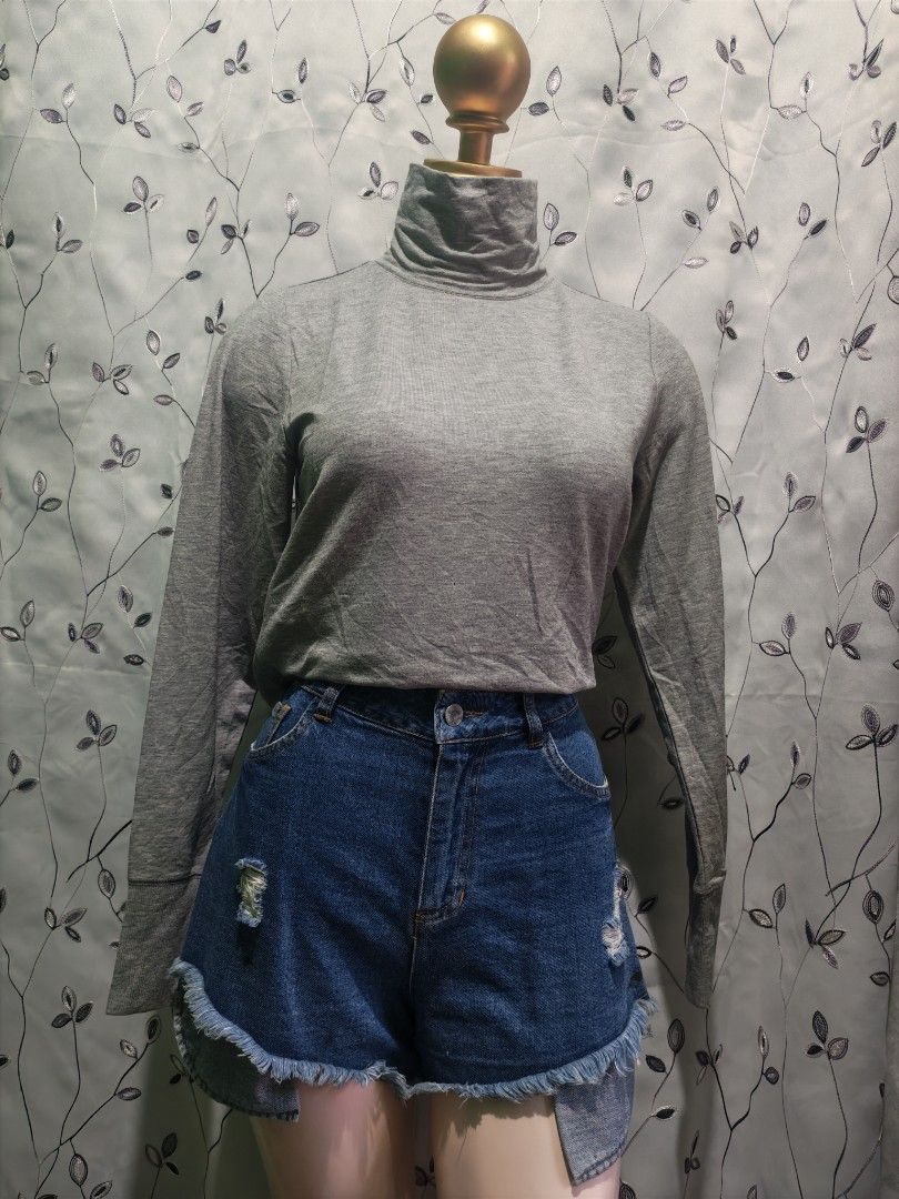 Grey Long Sleeve Turtleneck Top (Category: Longsleeves) located in Caloocan City. Submitted by _misskaye (Listing ID 1470042992, Image 2). Description: - Color: Grey - Style: Long sleeve with high turtleneck and two side pockets - Material: Soft ribbed knit, comfortable for cooler days - Fit: Regular fit - Versatile: Easy to pair with jeans or shorts, perfect everyday basic.