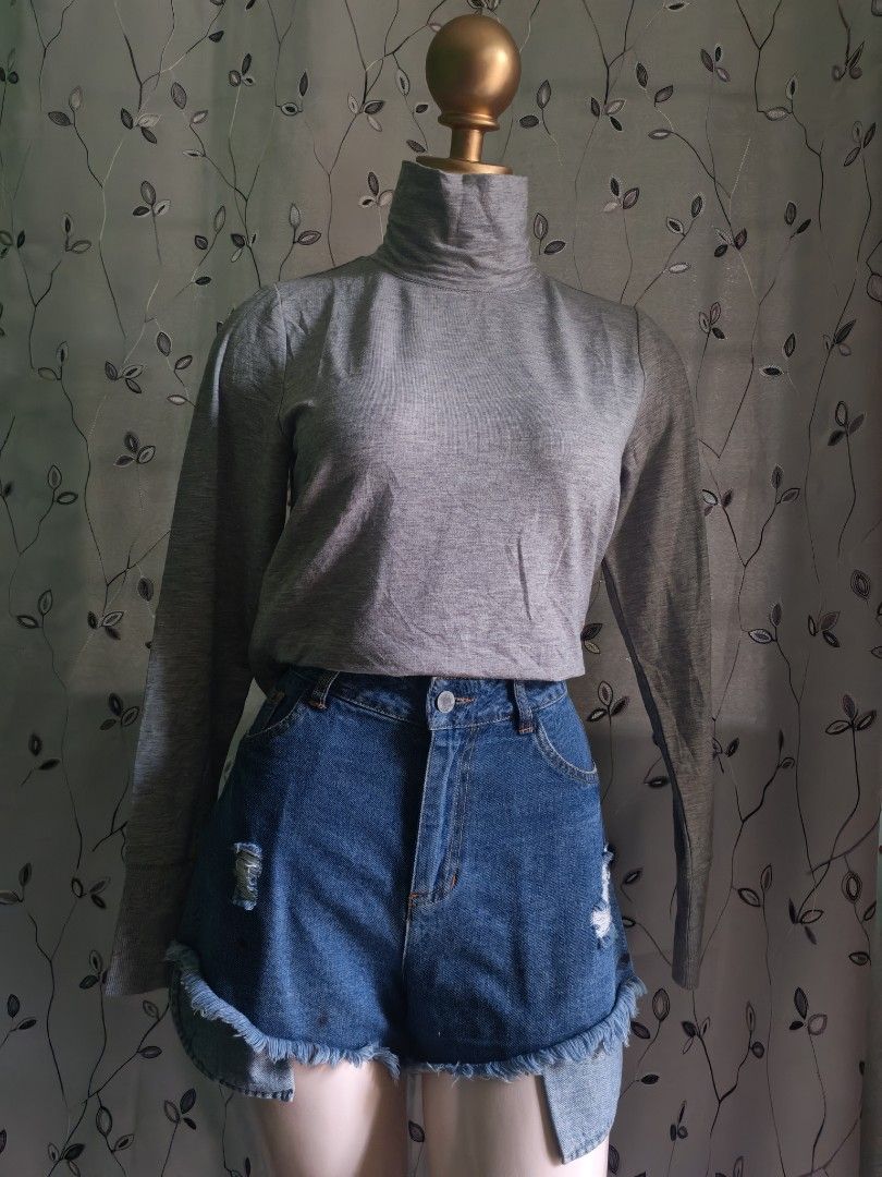 Grey Long Sleeve Turtleneck Top (Category: Longsleeves) located in Caloocan City. Submitted by _misskaye (Listing ID 1470042992, Image 1). Description: - Color: Grey - Style: Long sleeve with high turtleneck and two side pockets - Material: Soft ribbed knit, comfortable for cooler days - Fit: Regular fit - Versatile: Easy to pair with jeans or shorts, perfect everyday basic.