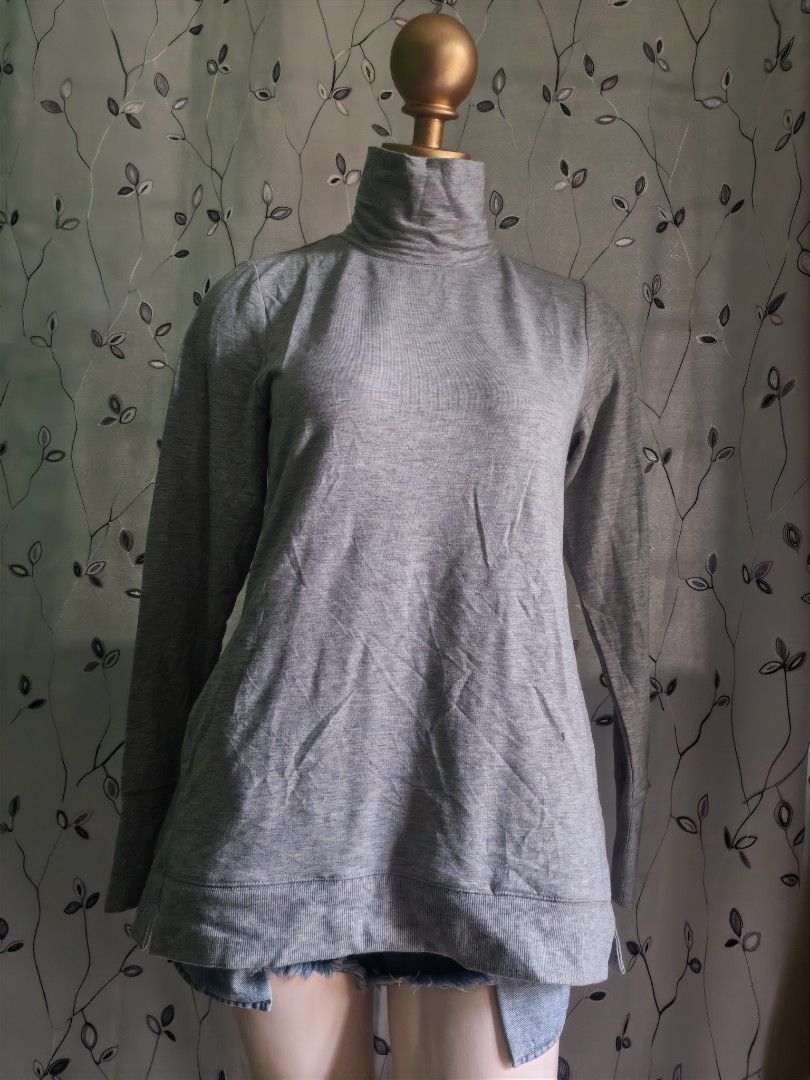 Grey Long Sleeve Turtleneck Top (Category: Longsleeves) located in Caloocan City. Submitted by _misskaye (Listing ID 1470042992, Image 3). Description: - Color: Grey - Style: Long sleeve with high turtleneck and two side pockets - Material: Soft ribbed knit, comfortable for cooler days - Fit: Regular fit - Versatile: Easy to pair with jeans or shorts, perfect everyday basic.