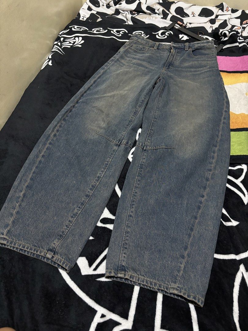 GU Barrel pants (Category: Jeans) located in Taguig. Submitted by dcltrng. (Listing ID 1470057109, Image 1). Description: - Brand: GU - Style: Wide barrel leg denim pants with knee darts Size medium Waist 30 Length 40 Leg opening 9 Can pass as brand new No issue.