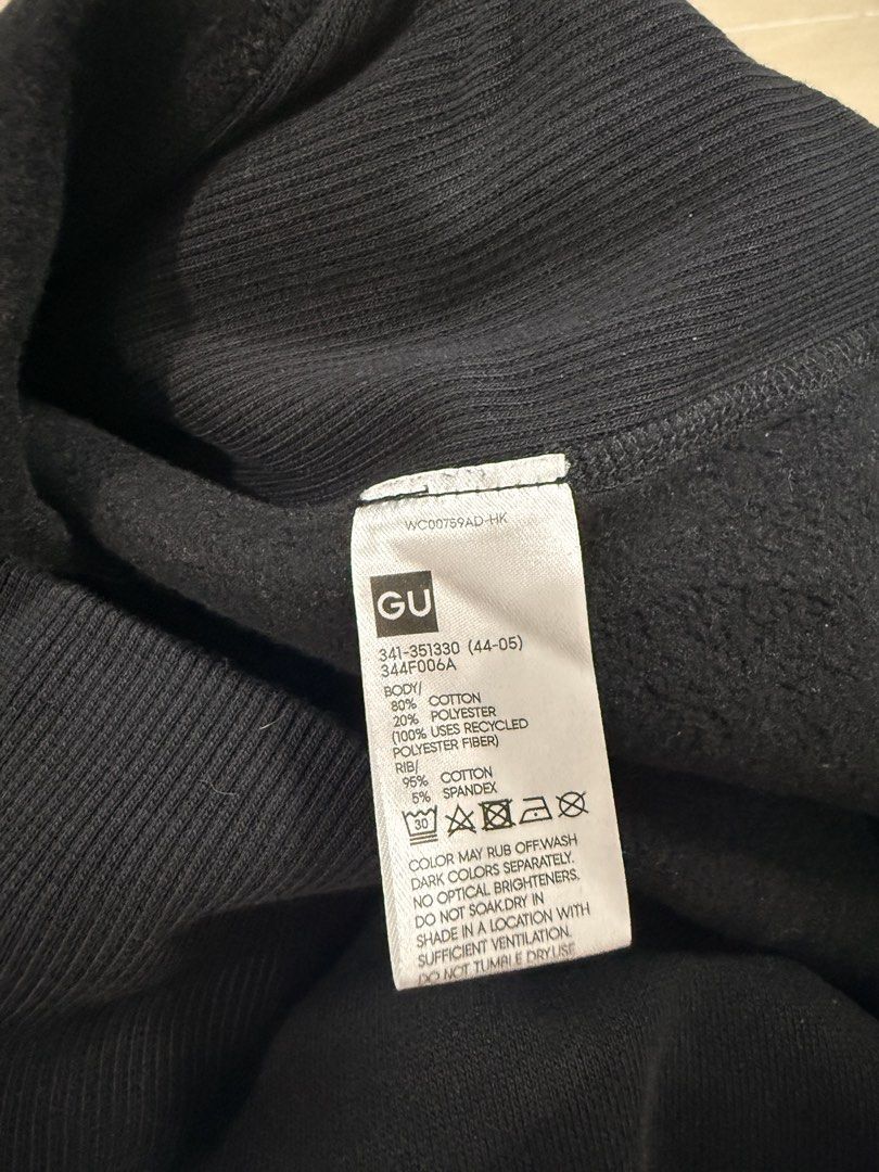 GU Black Heavy Weight Sweatshirt (Category: Coats, Jackets and Outerwear) located in Binan City. Submitted by gentle_ezachan (Listing ID 1470139989, Image 3). Description: GU Sweat Pull Over (Men) for sale‼️ - 350 pesos only - like new condition - size M on tag can fit up to L - J&T nationwide delivery Comment mine or dm✉️.