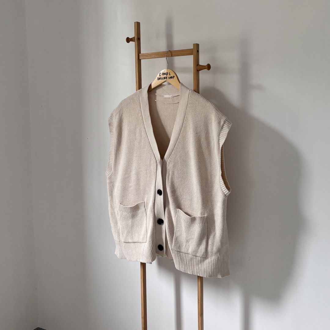 GU BY UNIQL0 front button knit vest (Category: Sleeveless) located in Guiguinto. Submitted by candlonlineshop (Listing ID 1470108270, Image 3). Description: ✨FIRST TO PAY BASIS✨ GU by UNIQL0 front button knit vest Size: large Condition: 9.5/10 Width: 22.5” Length: 26.5” Flaw/s: none ₱300 + sf 📍Bulacan 🚚Sh0pee check out (SPX) | J&T express •Items may have minor unnoticed flaws — please manage your expectations as you are dealing with thrifted it
