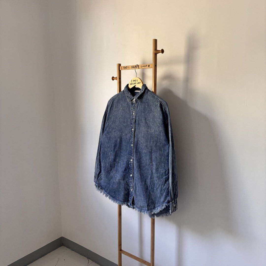 GU by UNIQL0 oversized denim shirt (Category: Longsleeves) located in Guiguinto. Submitted by candlonlineshop (Listing ID 1470115894, Image 2). Description: ✨FIRST TO PAY BASIS✨ GU by UNIQL0 oversized denim shirt Size: medium Condition: 9.5/10 Width: 21” Length: 26” Flaw/s: none ₱300 + sf 📍Bulacan 🚚Sh0pee check out (SPX) | J&T express •Items may have minor unnoticed flaws — please manage your expectations as you are dealing with thrifted items.