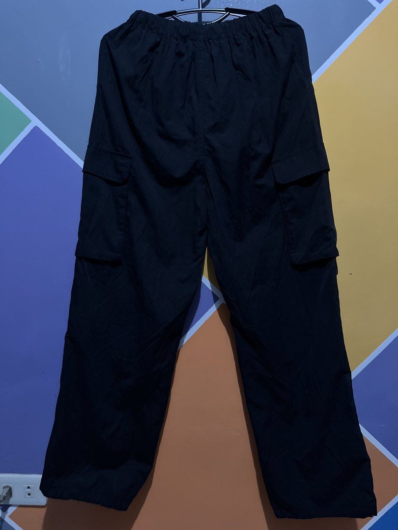 GU by Uniqlo Cargo Pants (Category: Trousers) located in Lingayen. Submitted by moreonuniqlo (Listing ID 1470076273, Image 2). Description: GU by Uniqlo Cargo Pants Small on Tag Size 30-32 Length 38 Good as New No Issue.