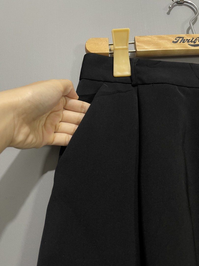 GU by Uniqlo Easy Drape Ponte Gaucho Pants (Category: Other Bottoms) located in Davao. Submitted by yannrussel00 (Listing ID 1470089592, Image 3). Description: 📍𝗟𝗢𝗖𝗔𝗧𝗜𝗢𝗡: 𝗗𝗔𝗩𝗔𝗢 𝗖𝗜𝗧𝗬 📌 𝗜𝘁𝗲𝗺 𝗦𝘁𝗶𝗹𝗹 𝗔𝘃𝗮𝗶𝗹𝗮𝗯𝗹𝗲 𝗥𝗘𝗔𝗗 𝗗𝗘𝗧𝗔𝗜𝗟𝗦 𝗕𝗘𝗟𝗢𝗪 ⬇️ ‼️ Size Medium on tag Waist 26-28 via tape measure Length 26” Condition 10/10 Like new Color Black No issue ₱450 + SF.