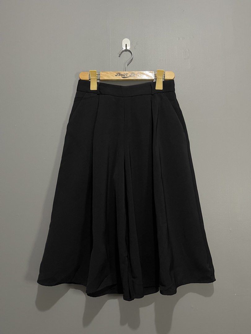 GU by Uniqlo Easy Drape Ponte Gaucho Pants (Category: Other Bottoms) located in Davao. Submitted by yannrussel00 (Listing ID 1470089592, Image 1). Description: 📍𝗟𝗢𝗖𝗔𝗧𝗜𝗢𝗡: 𝗗𝗔𝗩𝗔𝗢 𝗖𝗜𝗧𝗬 📌 𝗜𝘁𝗲𝗺 𝗦𝘁𝗶𝗹𝗹 𝗔𝘃𝗮𝗶𝗹𝗮𝗯𝗹𝗲 𝗥𝗘𝗔𝗗 𝗗𝗘𝗧𝗔𝗜𝗟𝗦 𝗕𝗘𝗟𝗢𝗪 ⬇️ ‼️ Size Medium on tag Waist 26-28 via tape measure Length 26” Condition 10/10 Like new Color Black No issue ₱450 + SF.