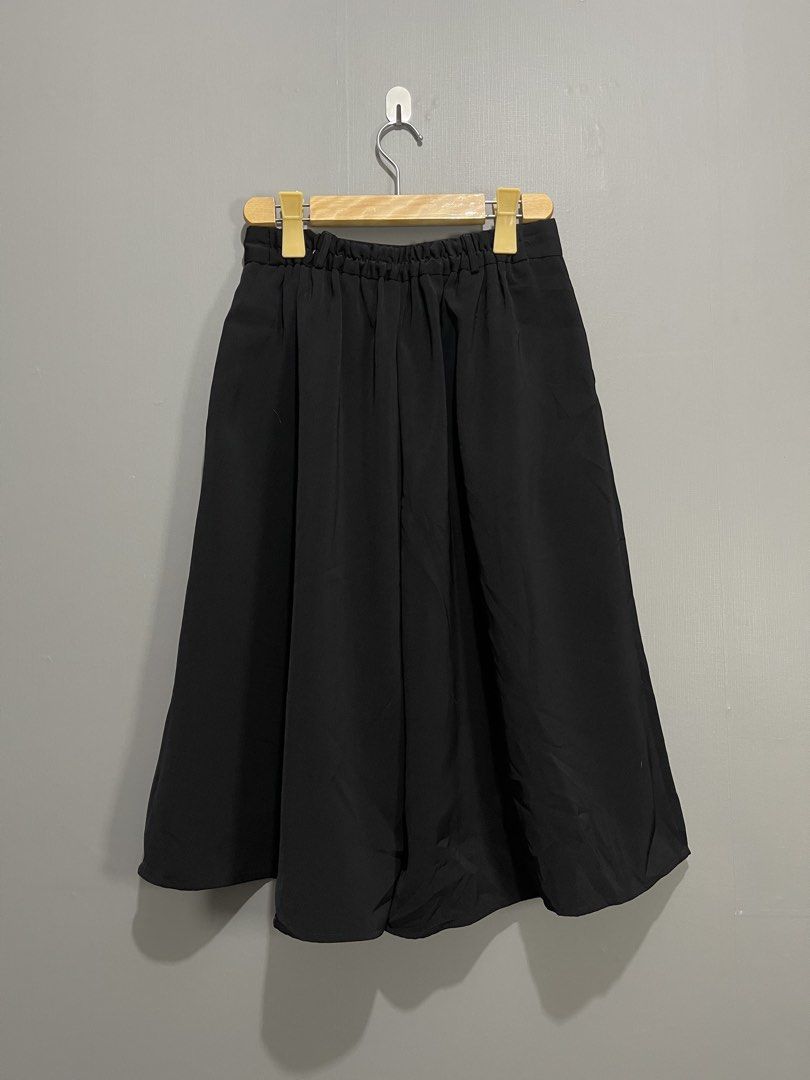 GU by Uniqlo Easy Drape Ponte Gaucho Pants (Category: Other Bottoms) located in Davao. Submitted by yannrussel00 (Listing ID 1470089592, Image 2). Description: 📍𝗟𝗢𝗖𝗔𝗧𝗜𝗢𝗡: 𝗗𝗔𝗩𝗔𝗢 𝗖𝗜𝗧𝗬 📌 𝗜𝘁𝗲𝗺 𝗦𝘁𝗶𝗹𝗹 𝗔𝘃𝗮𝗶𝗹𝗮𝗯𝗹𝗲 𝗥𝗘𝗔𝗗 𝗗𝗘𝗧𝗔𝗜𝗟𝗦 𝗕𝗘𝗟𝗢𝗪 ⬇️ ‼️ Size Medium on tag Waist 26-28 via tape measure Length 26” Condition 10/10 Like new Color Black No issue ₱450 + SF.