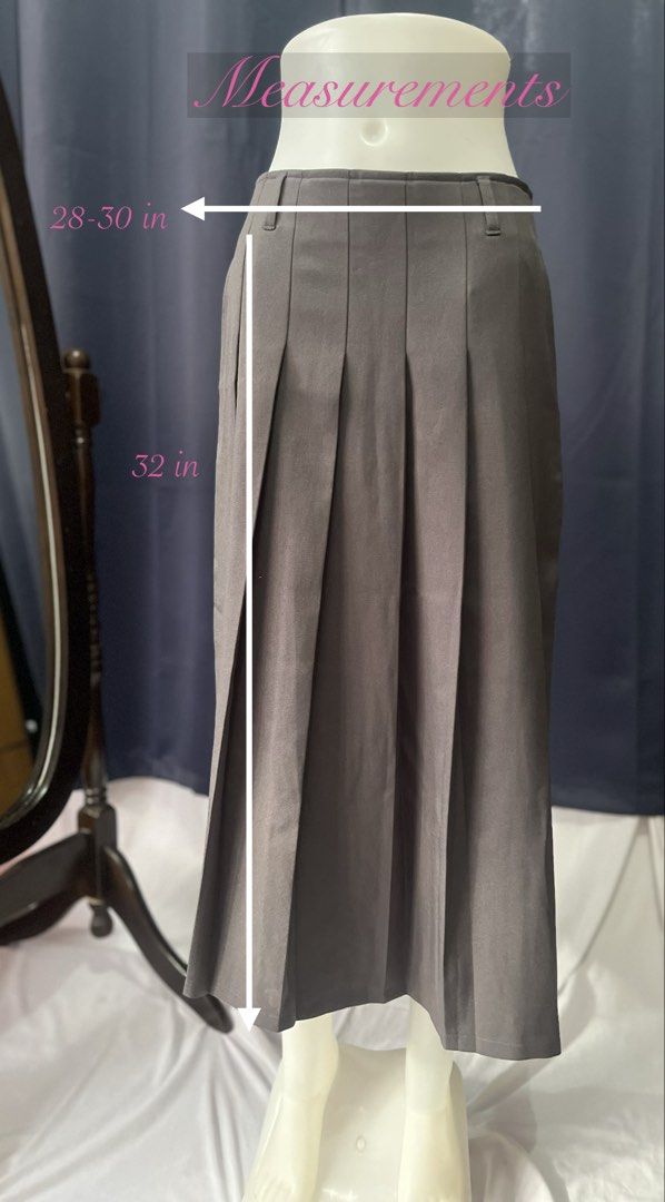 GU grey pleated skirt (Category: Skirts) located in Baguio. Submitted by grrrrwmm__2day (Listing ID 1470080389, Image 2). Description: Has pockets.