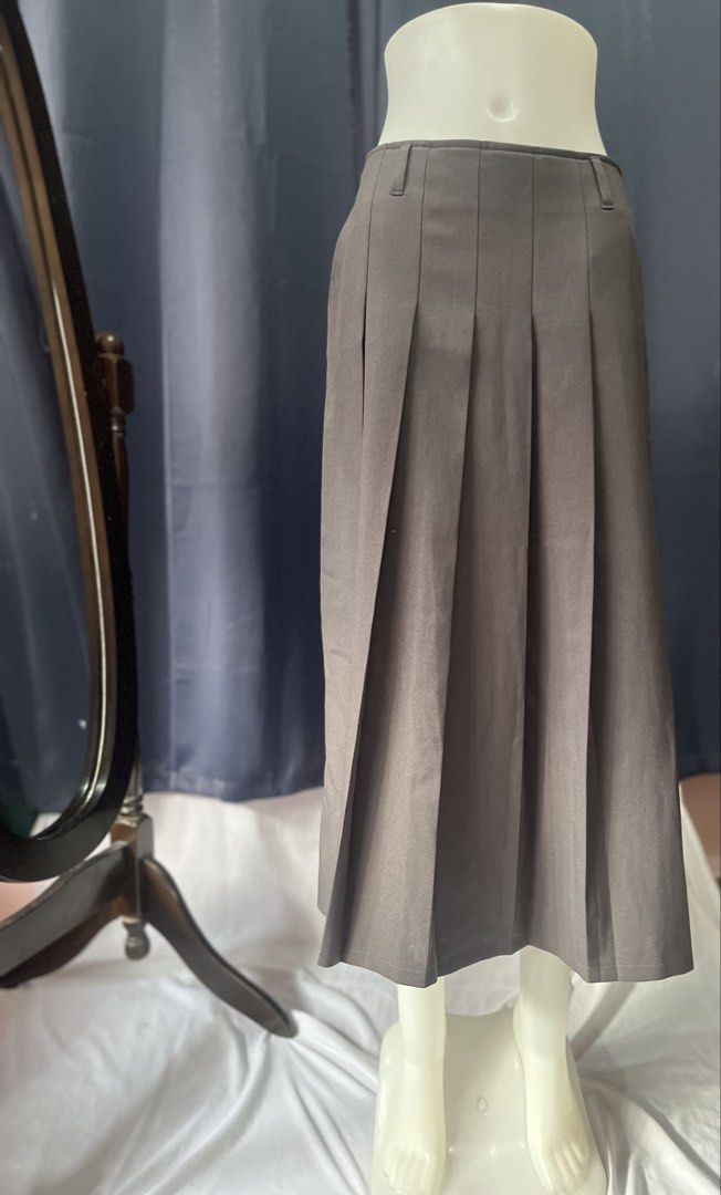 GU grey pleated skirt (Category: Skirts) located in Baguio. Submitted by grrrrwmm__2day (Listing ID 1470080389, Image 1). Description: Has pockets.
