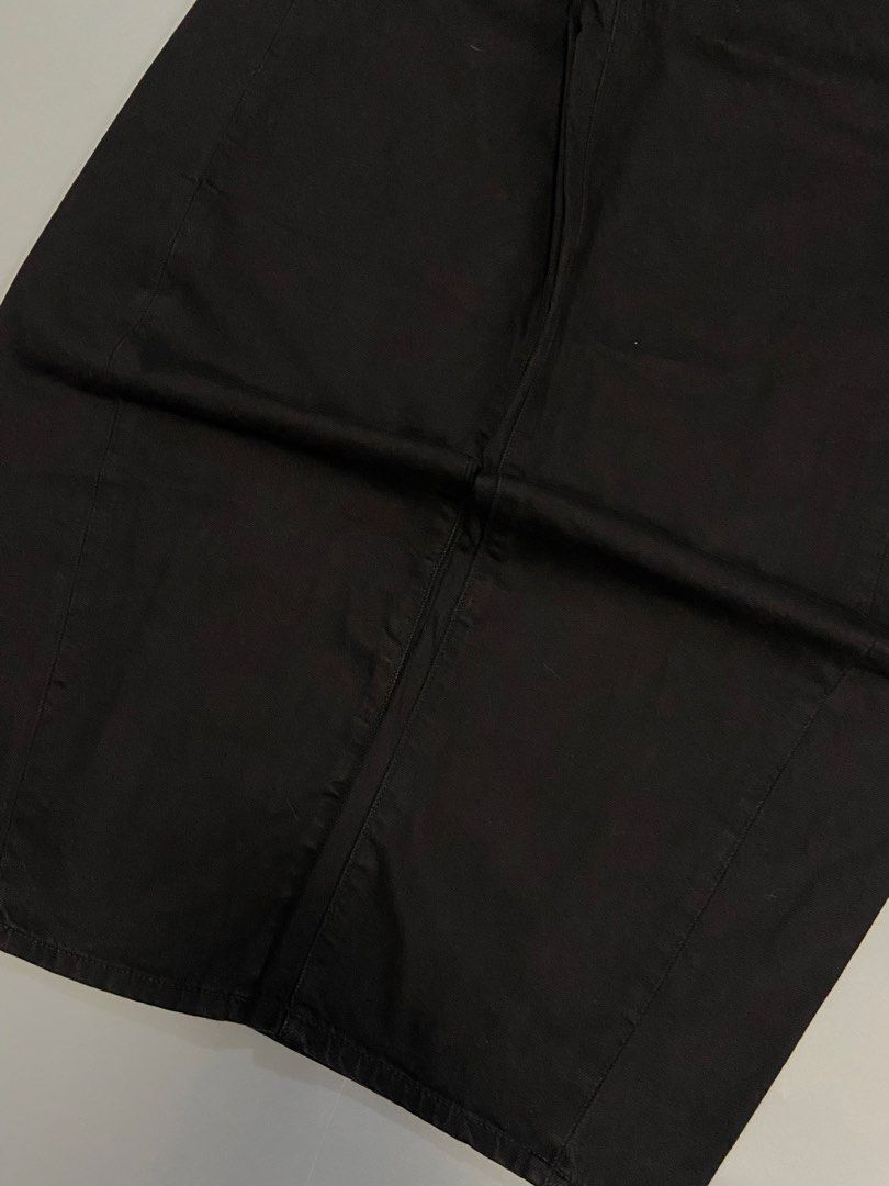 GU Jet Black Barrel Leg Jeans (Category: Jeans) located in Batangas. Submitted by aeons.attic (Listing ID 1470081361, Image 3). Description: Waist: 28-30 Length: 39.5 Hem: 9 Thighs: 12.5 Condition: Like new Issue: none.