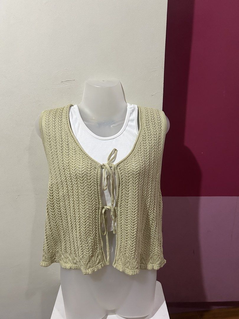 GU Knit Vest Olive Green XL (Category: Sleeveless) located in Marilao. Submitted by bamito (Listing ID 1470127095, Image 2). Description: - Brand: GU - Size: XL - Design: Open front with double tie closures, round neckline, sleeveless .