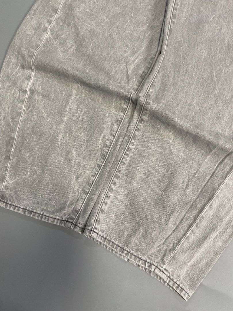 GU Light Gray Barrel Leg Jeans (Category: Jeans) located in Batangas. Submitted by aeons.attic (Listing ID 1470081175, Image 3). Description: Waist: 31-32 Length: 38.5 Hem: 9.2 Thighs: 13.2 Condition: Like new Issue: none.