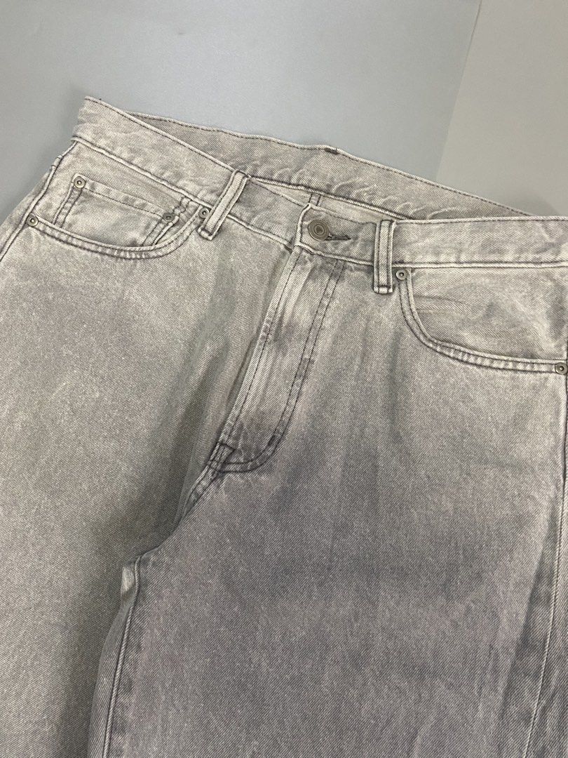 GU Light Gray Barrel Leg Jeans (Category: Jeans) located in Batangas. Submitted by aeons.attic (Listing ID 1470081175, Image 2). Description: Waist: 31-32 Length: 38.5 Hem: 9.2 Thighs: 13.2 Condition: Like new Issue: none.