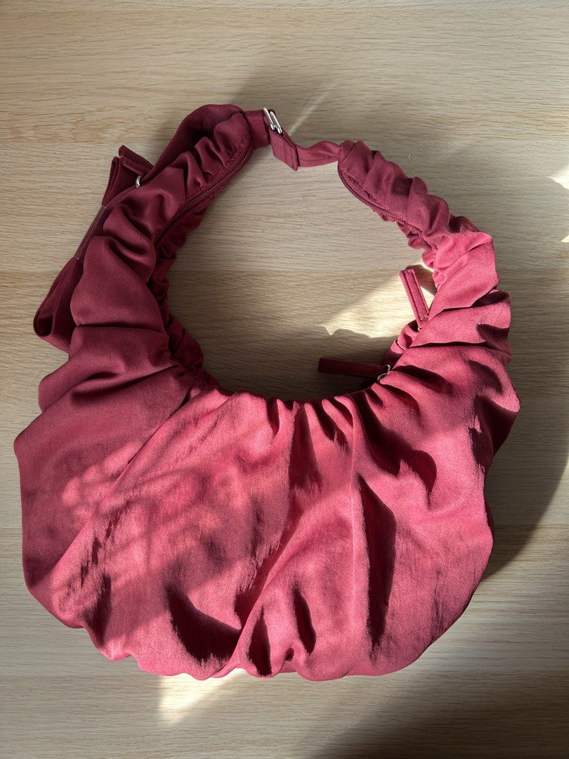 GU Red Dumpling Bag (Category: Shoulder Bags) located in Quezon City. Submitted by belleoeli (Listing ID 1470025851, Image 1). Description: - used once - rfs: decluterring.