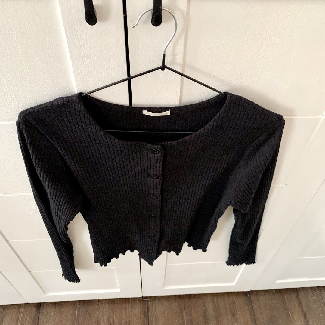 GU ribbed long-sleeve cropped cardigan (Category: Longsleeves) located in San Fernando. Submitted by mariaelykavino (Listing ID 1470088447, Image 3). Description: .