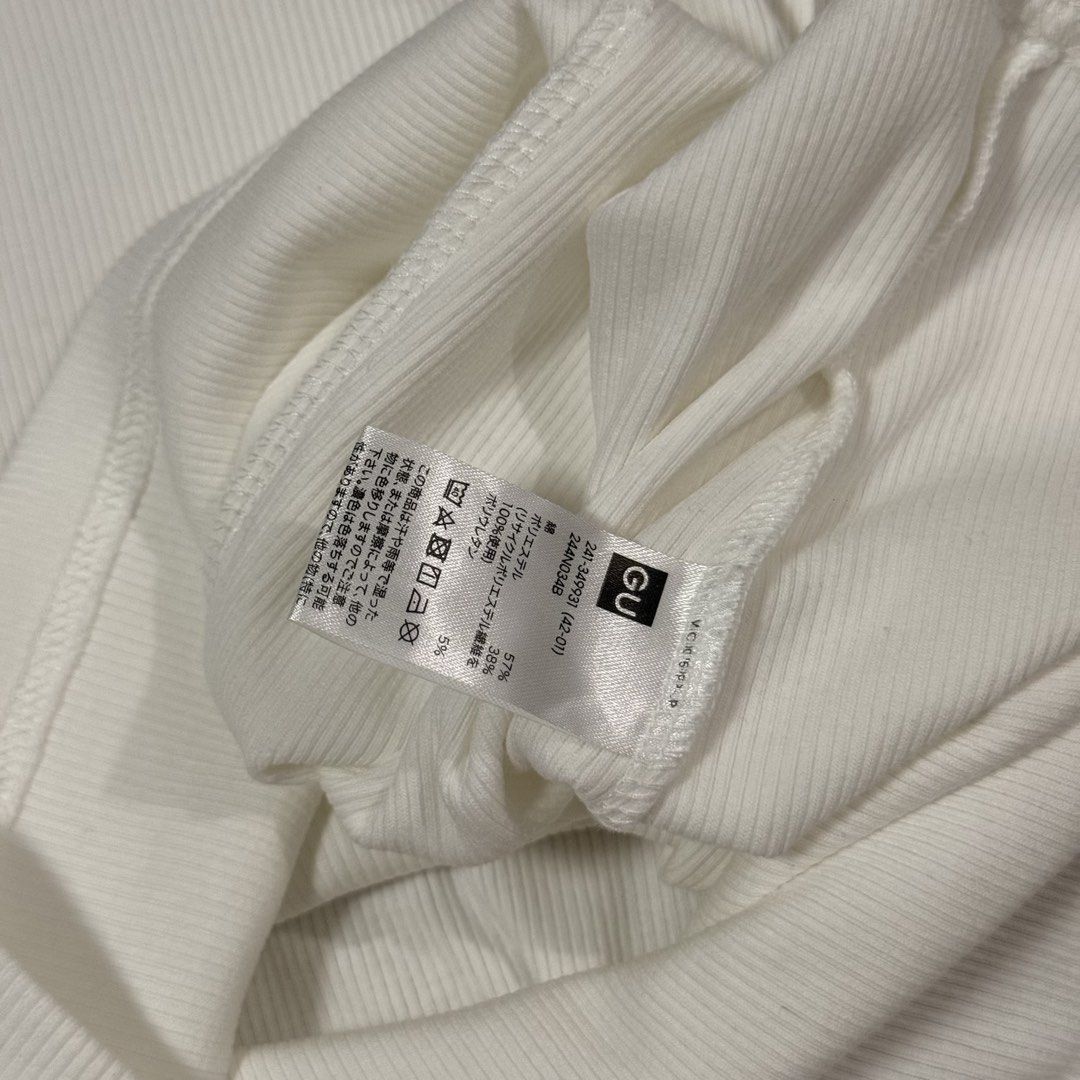 GU white ribbed crop top with shoulder cutout (Category: Sleeveless) located in Binan City. Submitted by gentle_ezachan (Listing ID 1470110539, Image 2). Description: GU Shoulder Cut-out T-shirt (short sleeve) for sale‼️ - 250 pesos only - Size XL - Excellent Condition - Flaws: None - N&T Nationwide Delivery Comment mine or dm✉️.