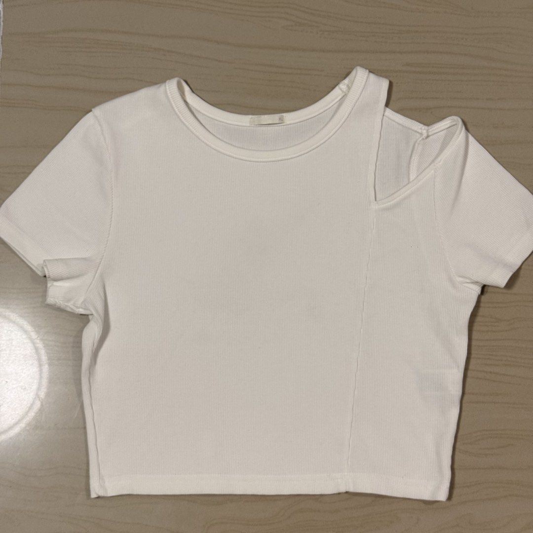 GU white ribbed crop top with shoulder cutout (Category: Sleeveless) located in Binan City. Submitted by gentle_ezachan (Listing ID 1470110539, Image 1). Description: GU Shoulder Cut-out T-shirt (short sleeve) for sale‼️ - 250 pesos only - Size XL - Excellent Condition - Flaws: None - N&T Nationwide Delivery Comment mine or dm✉️.