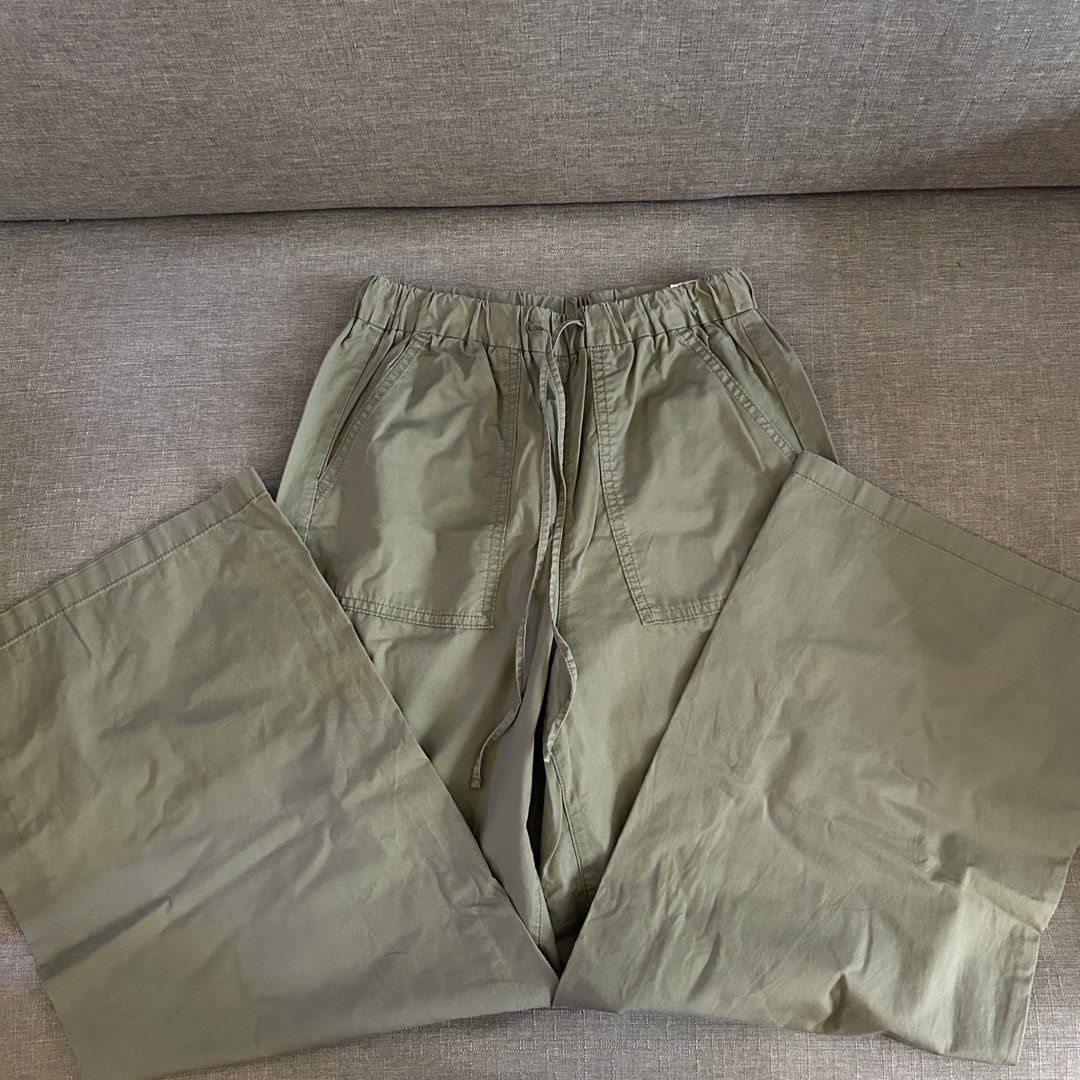 GU Wide Leg Drawstring Pants – Olive (S) (Category: Other Bottoms) located in San Juan City. Submitted by e_declutters2019 (Listing ID 1469976013, Image 1). Description: GU wide-leg pants in olive green 🌿 Comfy elastic drawstring waist, front patch pockets and side pockets. Super easy to wear, whether it’s a lazy weekend, an errand run, or a casual day at the office! 📏 Size: S 📐 Measurements (laid flat, approx.): • Waist: ~13.5” across (stretc