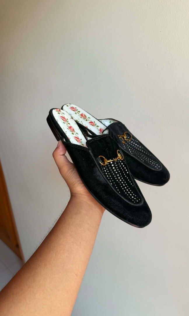 Gucci flat sandal (Category: Sneakers & Footwear) located in Koronadal. Submitted by mannylagada880 (Listing ID 1470011459, Image 2). Description: in good condition ship nationwide.