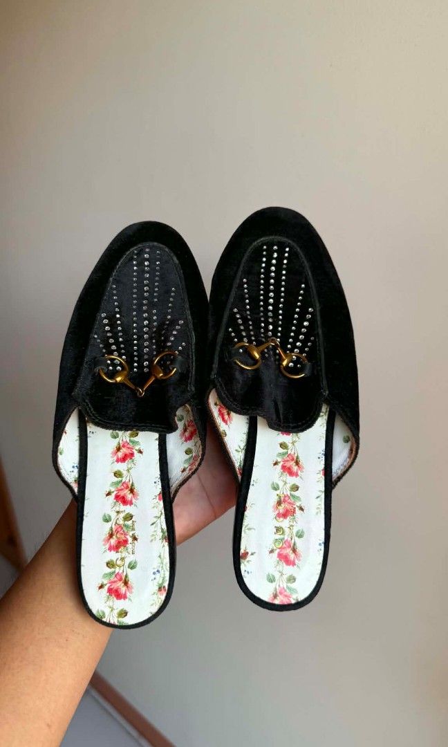 Gucci flat sandal (Category: Sneakers & Footwear) located in Koronadal. Submitted by mannylagada880 (Listing ID 1470011459, Image 3). Description: in good condition ship nationwide.