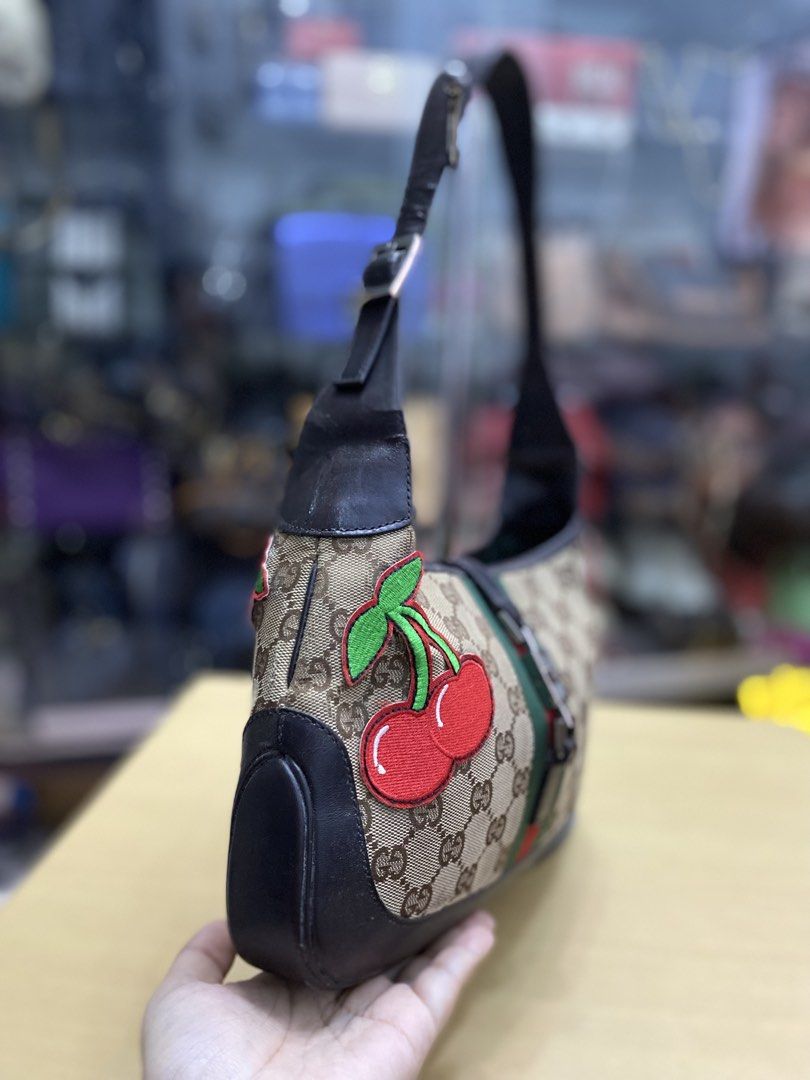 GUCCI Jackie vintage (Category: Luxury Bags & Wallets) located in San Mateo. Submitted by kluxuryy (Listing ID 1469980884, Image 3). Description: OFFER YOUR PRICE NEGOTIABLE.
