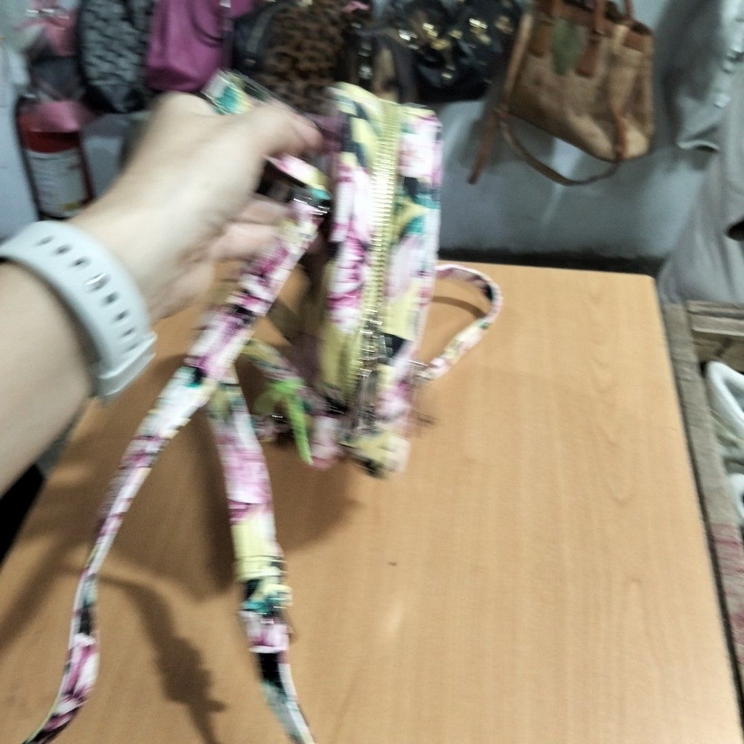 Guess Backpack (Category: Backpacks) located in El Salvador. Submitted by francheskaukayukay (Listing ID 1470043637, Image 2). Description: .