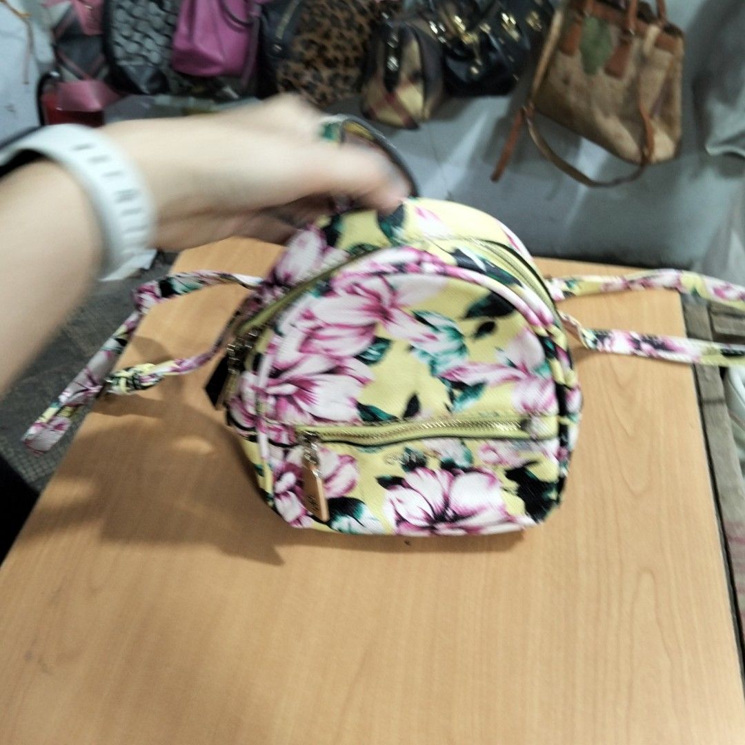 Guess Backpack (Category: Backpacks) located in El Salvador. Submitted by francheskaukayukay (Listing ID 1470043637, Image 1). Description: .