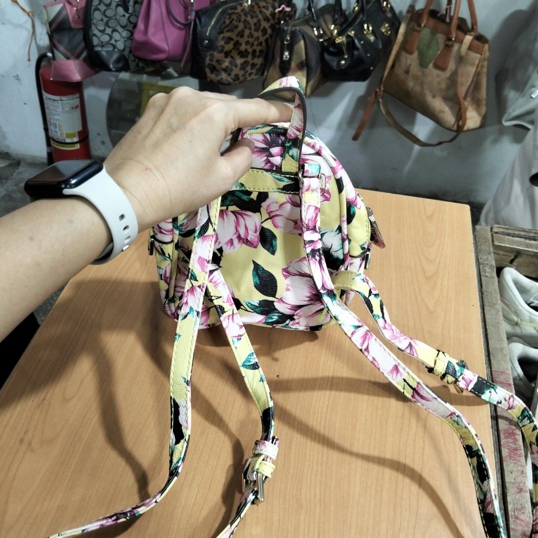 Guess Backpack (Category: Backpacks) located in El Salvador. Submitted by francheskaukayukay (Listing ID 1470043637, Image 3). Description: .