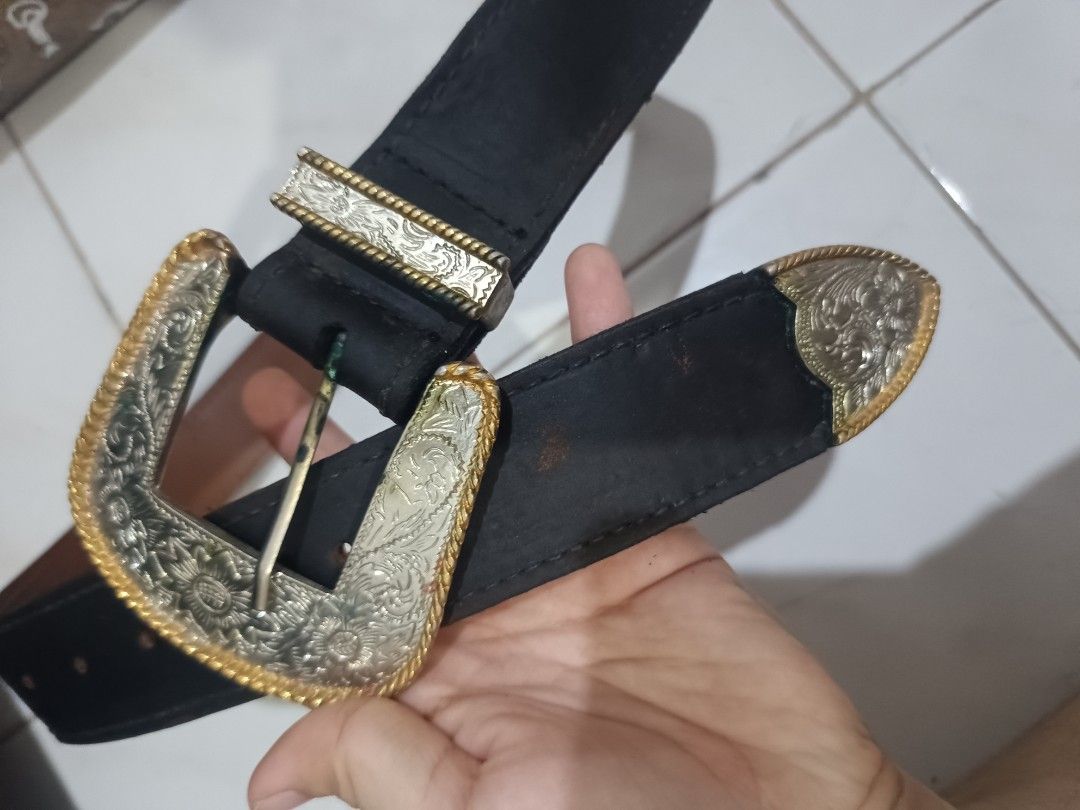 GUESS belt (Category: Belts) located in San Pedro. Submitted by dear__riri__ (Listing ID 1469949851, Image 3). Description: its has some scratches on the leather.