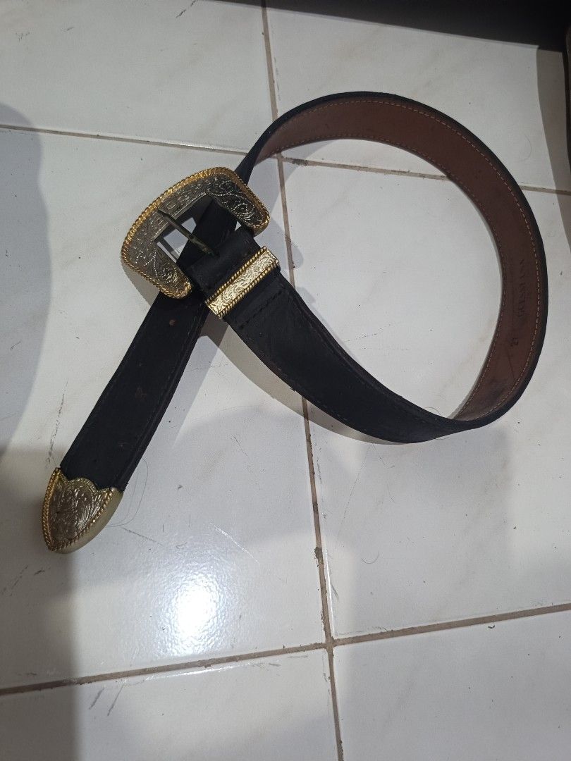 GUESS belt (Category: Belts) located in San Pedro. Submitted by dear__riri__ (Listing ID 1469949851, Image 1). Description: its has some scratches on the leather.