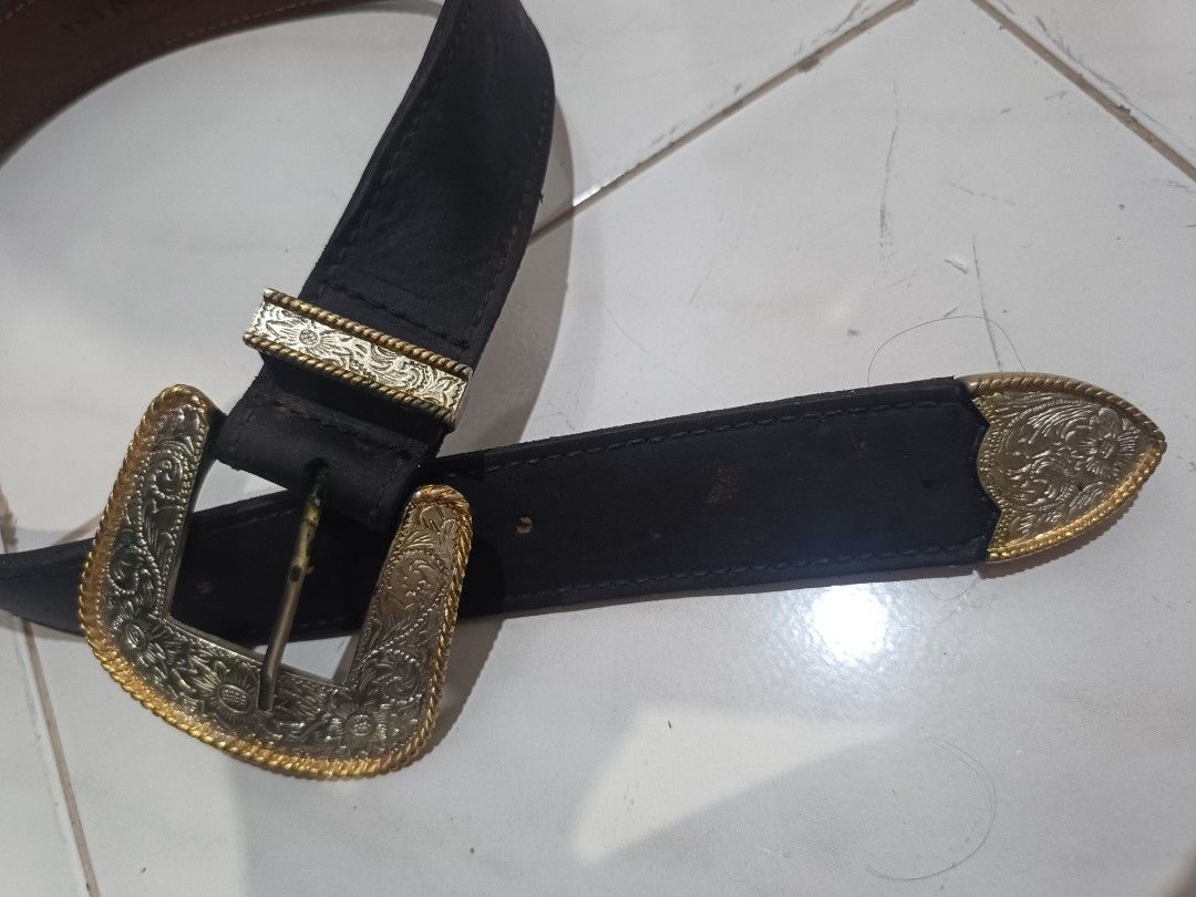 GUESS belt (Category: Belts) located in San Pedro. Submitted by dear__riri__ (Listing ID 1469949851, Image 2). Description: its has some scratches on the leather.