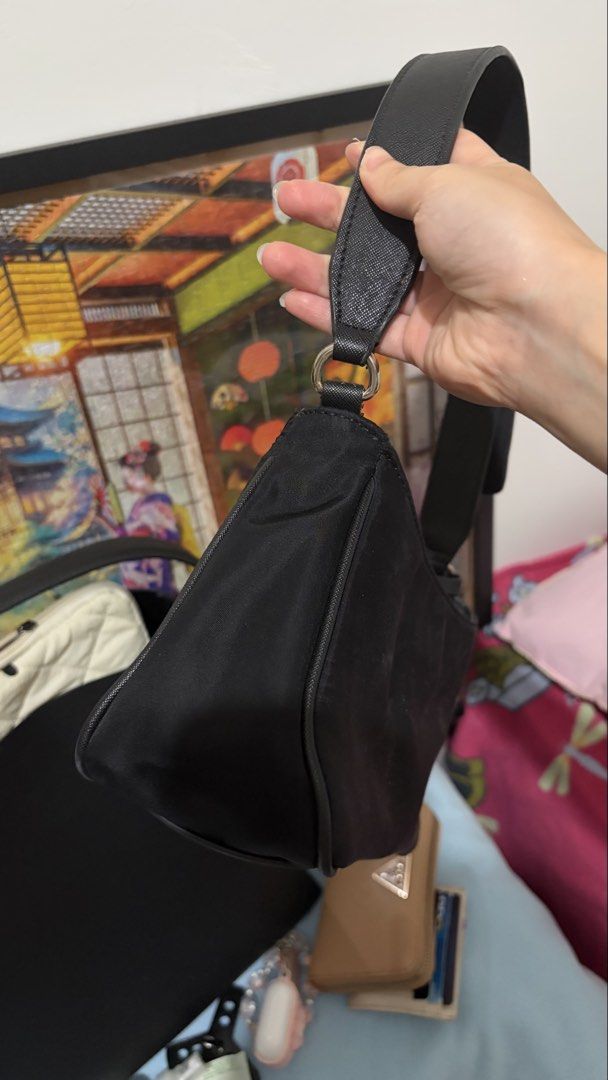 Guess Black Nylon Shoulder Bag (Category: Shoulder Bags) located in Dasmarinas. Submitted by annexpaula (Listing ID 1470091866, Image 2). Description: - Brand: Guess - Material: Durable black nylon with clean interior lining - Closure: Secure zip top closure - Hardware: Silver-tone hardware with iconic front triangle logo plate - Strap: Adjustable strap featuring stylish buckle detail - Structure: Structured base that holds its shape - Size: Prac