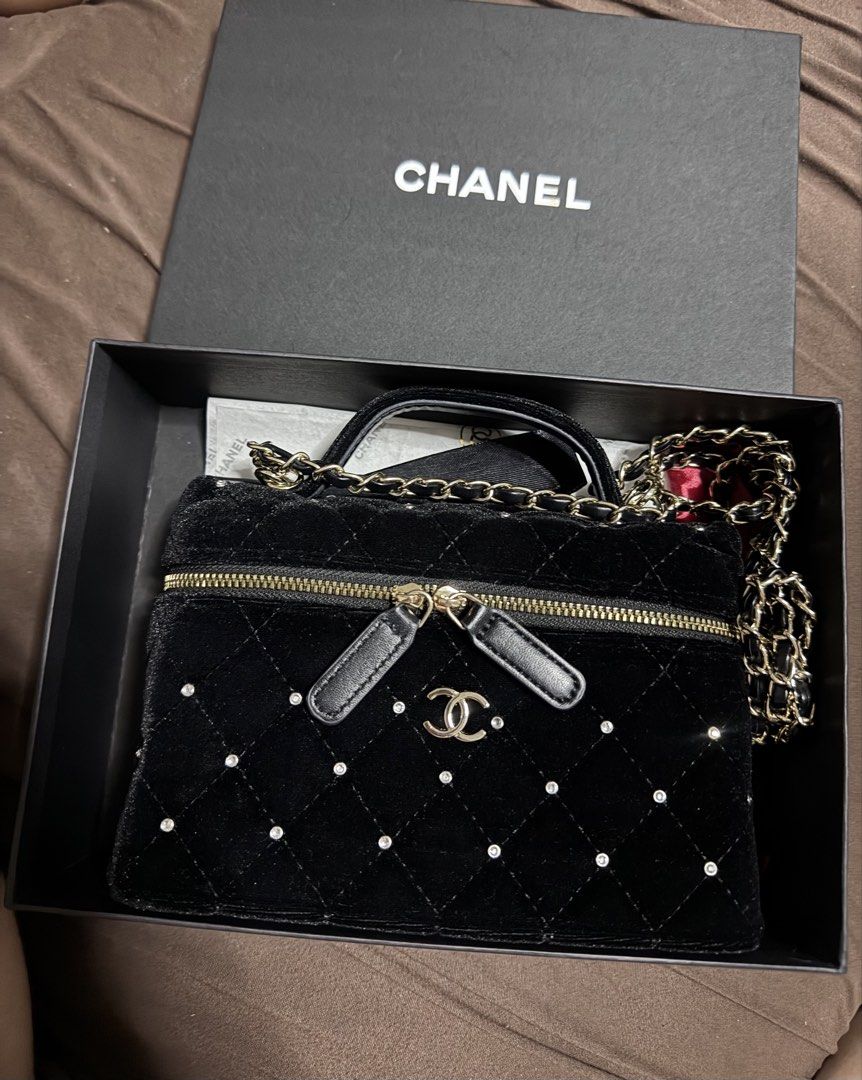 GWP Velvet Vanity Bag (Category: Cross-body Bags) located in Manila. Submitted by madzm (Listing ID 1470106930, Image 1). Description: Gift with Purchase (Pls do a research about GWPs) Purchase from a trusted GWP supplier used once Strictly payment first (check reviews) Mode of Payment: Gcash.