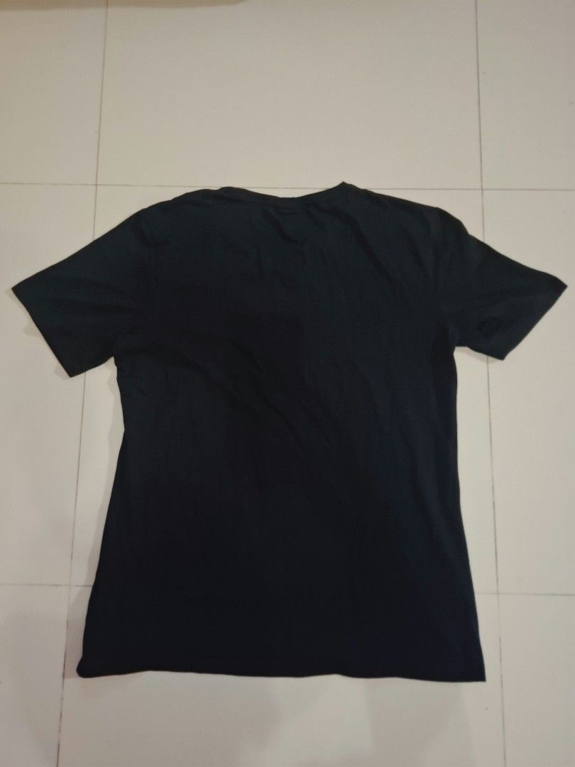 Gymshark black shirt (Category: Activewear) located in Narvacan. Submitted by jigger85 (Listing ID 1470080822, Image 3). Description: gymshark black shirt like new no issue 9.8 condition size: xl on tag dimes: 21 x 28 can fit to medium to large.