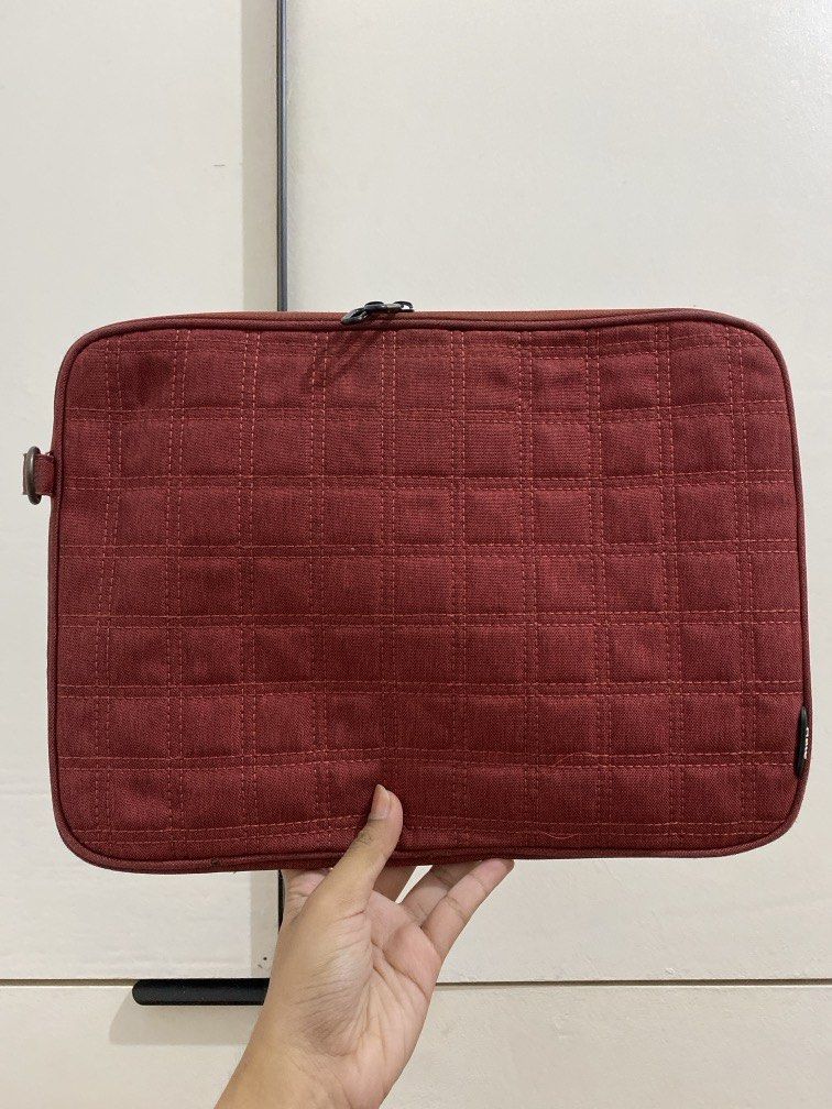 Halo 13” Laptop Bag (Category: Laptop Bags & Sleeves) located in Naga. Submitted by she_clutter (Listing ID 1470111948, Image 1). Description: Needs Wash.