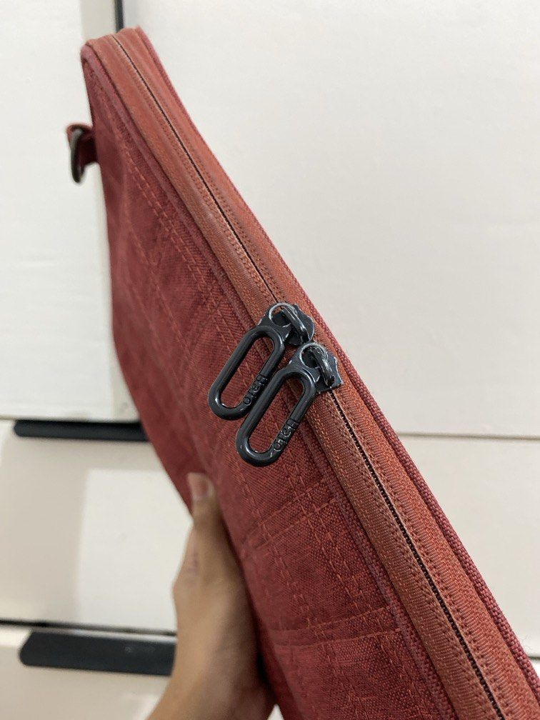 Halo 13” Laptop Bag (Category: Laptop Bags & Sleeves) located in Naga. Submitted by she_clutter (Listing ID 1470111948, Image 2). Description: Needs Wash.