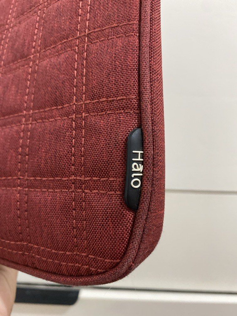 Halo 13” Laptop Bag (Category: Laptop Bags & Sleeves) located in Naga. Submitted by she_clutter (Listing ID 1470111948, Image 3). Description: Needs Wash.