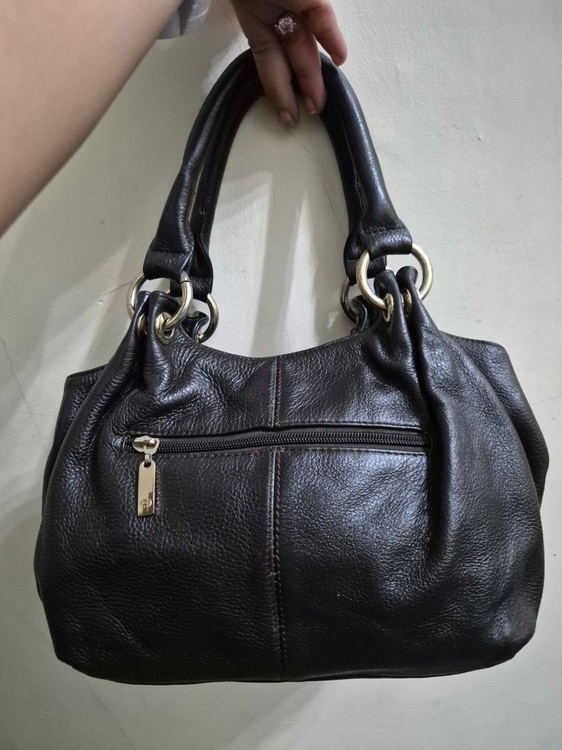 Handbag Alpachino (Category: Tote Bags) located in Pilar. Submitted by robaticzx (Listing ID 1470084909, Image 2). Description: in Good condition genuine leather loc. pilar capiz.
