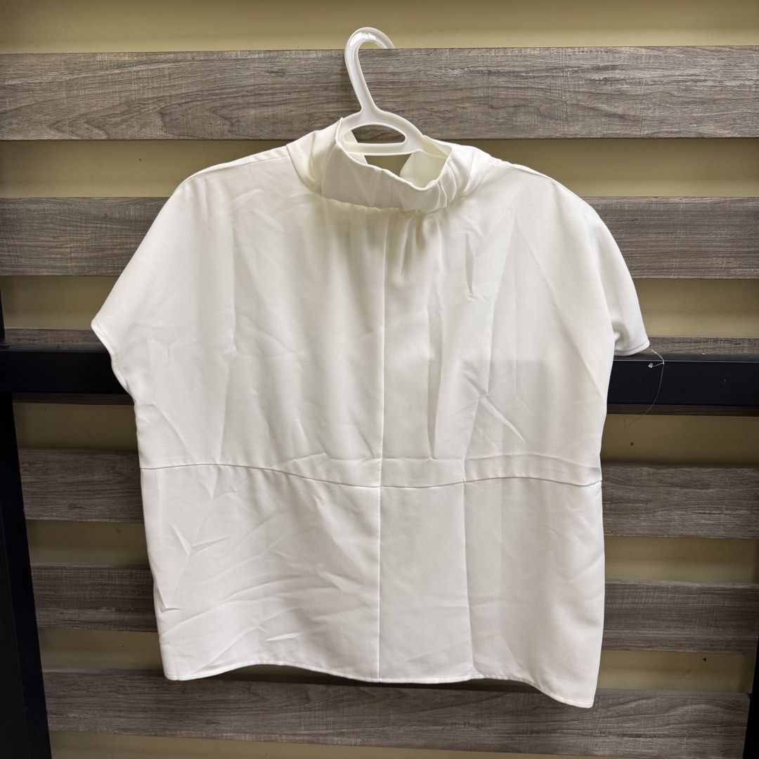 Harlan + Holden White Collared Top (Category: Blouses) located in Mandaluyong City. Submitted by bestdressedph2025 (Listing ID 1470084151, Image 2). Description: MOP: GCash MOD: Lalamove/J&T LOCATION: Brgy. Addition Hills, Mandaluyong Discount avail for multiple items. Dimensions in Inches: Shoulder: 16 Bust: 23 Length: 24 Size on Tag: M PM for inquiries!.