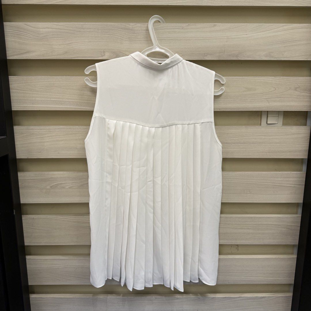 Harlan + Holden White Sleeveless Top (Category: Blouses) located in Mandaluyong City. Submitted by bestdressedph2025 (Listing ID 1470083309, Image 2). Description: MOP: GCash MOD: Lalamove/J&T LOCATION: Brgy. Addition Hills, Mandaluyong Discount avail for multiple items. Dimensions in Inches: Shoulder: 14 Bust: 20 Length: 27.5 Size on Tag: 38 PM for inquiries!.