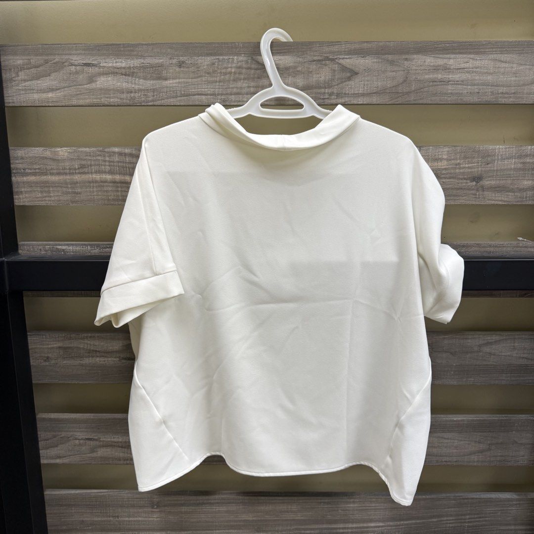 Harlan + Holden White Top (Category: Blouses) located in Mandaluyong City. Submitted by bestdressedph2025 (Listing ID 1470083995, Image 2). Description: MOP: GCash MOD: Lalamove/J&T LOCATION: Brgy. Addition Hills, Mandaluyong Discount avail for multiple items. Dimensions in Inches: Shoulder: 16 Bust: 23 Length: 23 Size on Tag: M PM for inquiries!.
